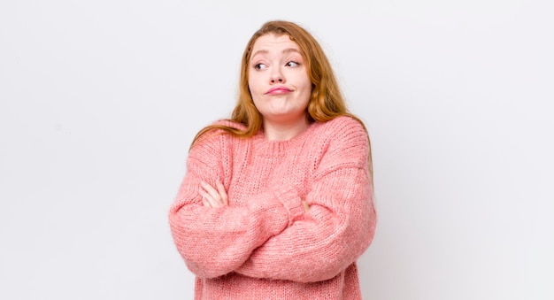 Alzando le spalle sentendosi confuso e incerto dubitando con le braccia incrociate e lo sguardo perplesso