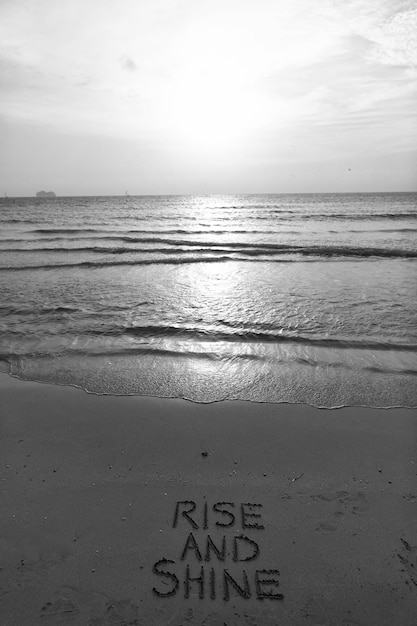 Alzarsi e splendere Alba mattutina sul mare Tramonto sull'oceano sull'acqua di mare con parole di cielo al tramonto sulla spiaggia di sabbia Paesaggio marino Alba dorata sul mare Bellissimo concetto di natura miami beach