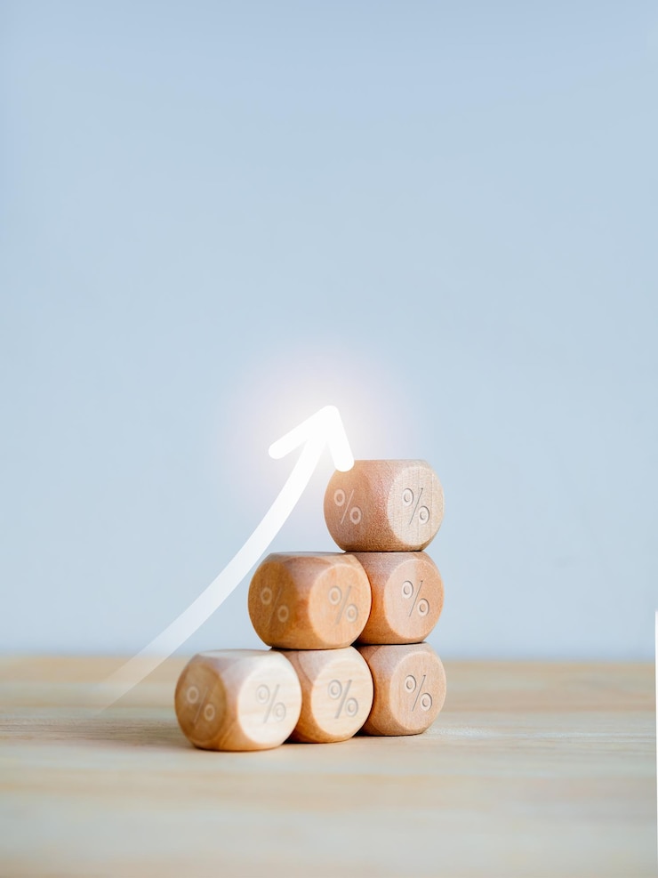 Foto alzati grande freccia luminosa su blocchi cubici di legno come passaggi di un grafico aziendale isolati su sfondo bianco verticale successo dell'obiettivo del processo grafico di crescita aziendale e concetti di miglioramento economico