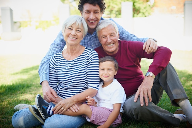 Ama i suoi nonni Ritratto ritagliato di una famiglia multigenerazionale che trascorre del tempo insieme all'aperto