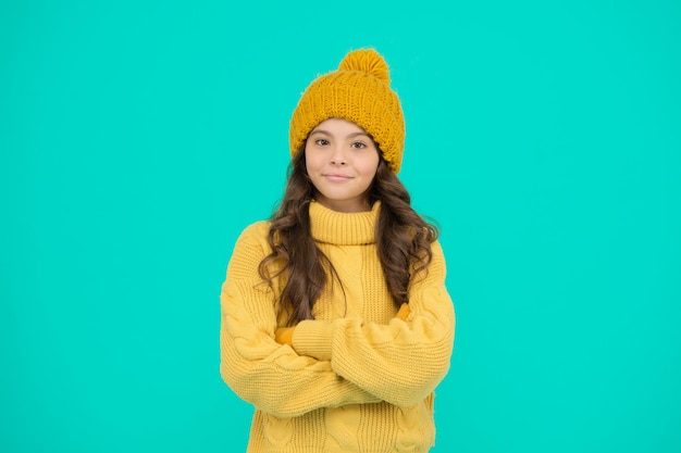 Ama l'inverno. moda stagione fredda. tieniti al caldo. maglione preferito della bambina. accessorio per cappello e guanti. muro turchese bambino felice. niente influenza. preparati per l'inverno. vacanze invernali. maglia fatta in casa.