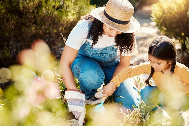 Ama la madre e la ragazza in giardino relax e felicità con il legame amorevole e allegro insieme Famiglia mamma e figlia cortile all'aperto e piantagione per fiori di crescita e sviluppo del bambino