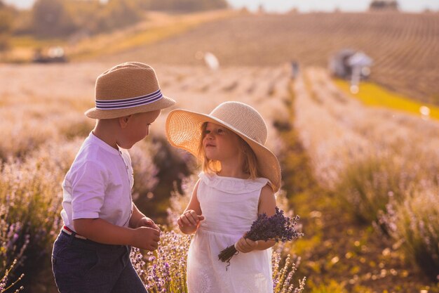 Ama oltre l'età un momento prima del bacio