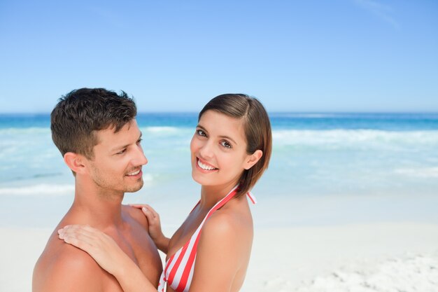 Amabili amanti in spiaggia