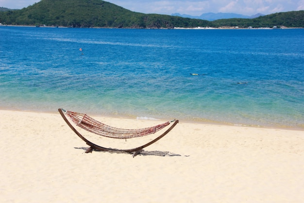 Amaca sulla spiaggia in mare