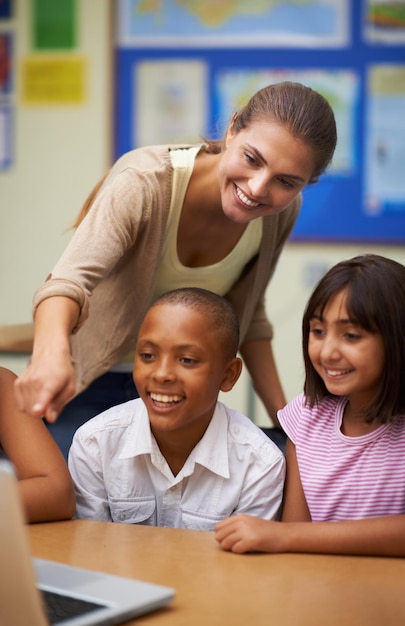 Amano la scuola. Ritagliata di bambini delle scuole elementari.