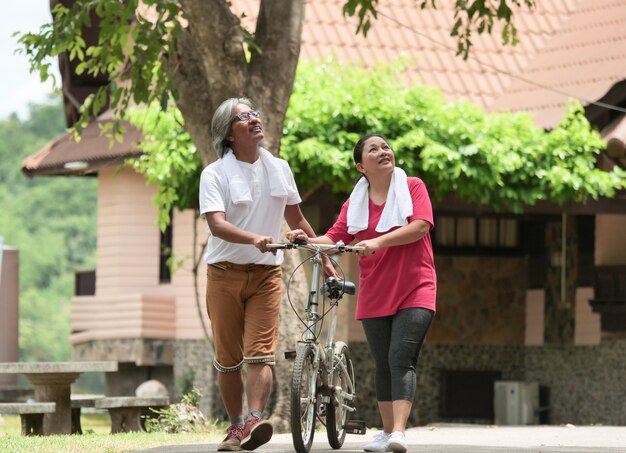 Amante di coppia senior in bicicletta nel parco