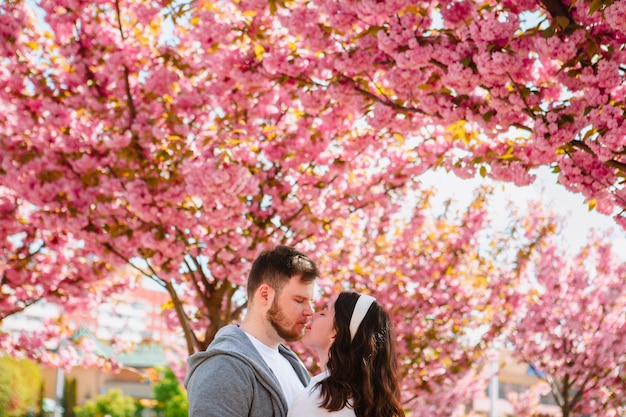 Amanti delle coppie sotto l'albero di sakura in fiore