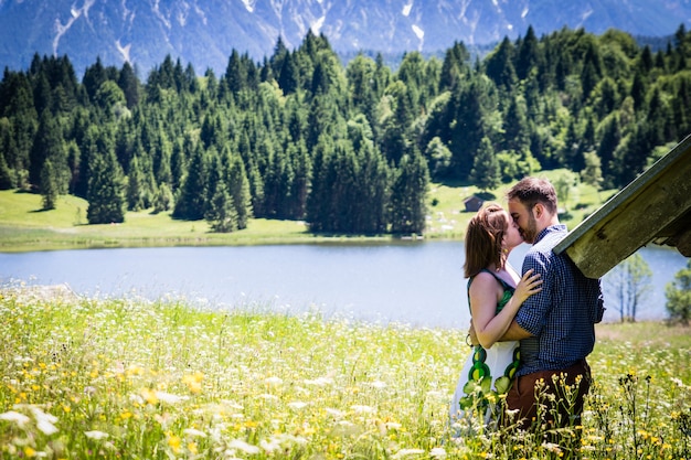 Amanti felici in vacanza nelle montagne delle Alpi