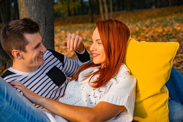 Amanti uomo e donna nel parco in autunno