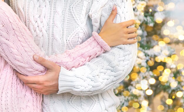 Amanti uomo e donna su una priorità bassa di natale, fuoco selettivo.