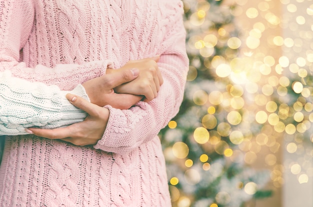 Amanti uomo e donna su una priorità bassa di natale, fuoco selettivo.