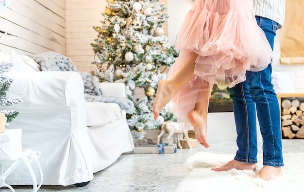 Amanti uomo e donna su uno sfondo di Natale. Vacanza. Messa a fuoco selettiva.