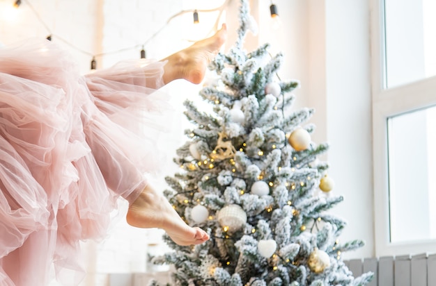 Amanti uomo e donna su uno sfondo di Natale. Vacanza. Messa a fuoco selettiva.