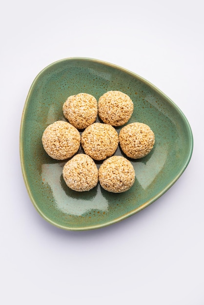 Amaranth laddu o Rajgira laddoo realizzato con grano reale chiamato anche cholai palline dolci sferiche