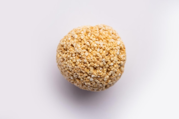 Amaranth laddu o Rajgira laddoo realizzato con grano reale chiamato anche cholai palline dolci sferiche