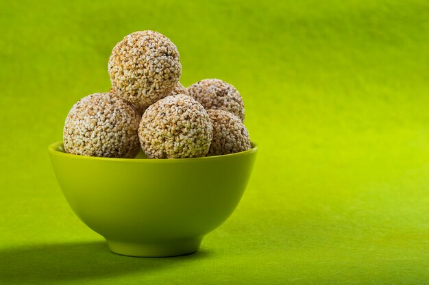 Amaranto o Rajgira laddu, Cholai ke laddo in ciotola verde su verde