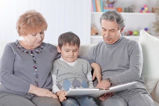 Amare i nonni con il nipote seduto sul divano