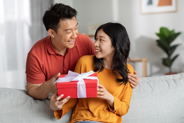 Amare l'uomo cinese che fa sorpresa per sua moglie che fa un regalo