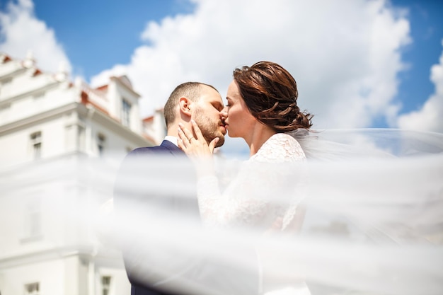 Amare la coppia di sposi novelli passeggiate nella città vecchia nel giorno del matrimonio