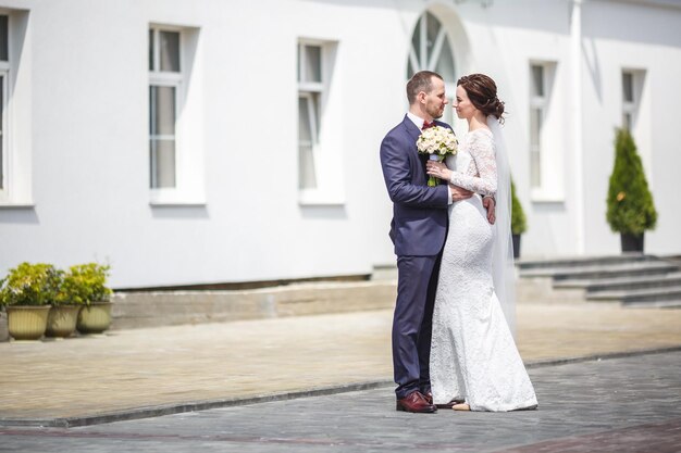 Amare la coppia di sposi novelli passeggiate nella città vecchia nel giorno del matrimonio