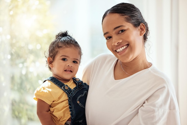 Amare la madre che tiene la ragazza e il ritratto sono felici di legare e amare insieme per rilassarsi Maternità mamma e figlia hanno tempo di qualità felicità e portano il bambino con cura e un sorriso