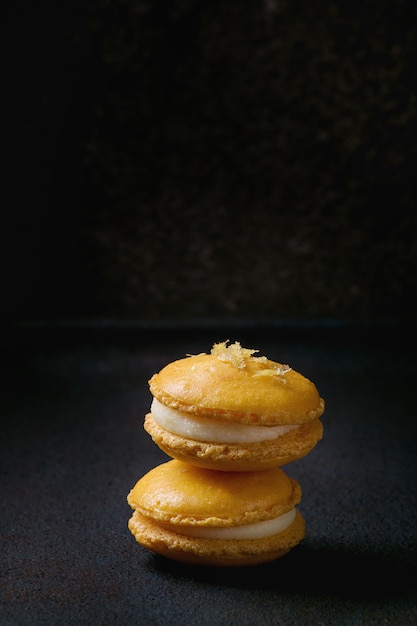 Amaretti agli agrumi con cioccolato bianco