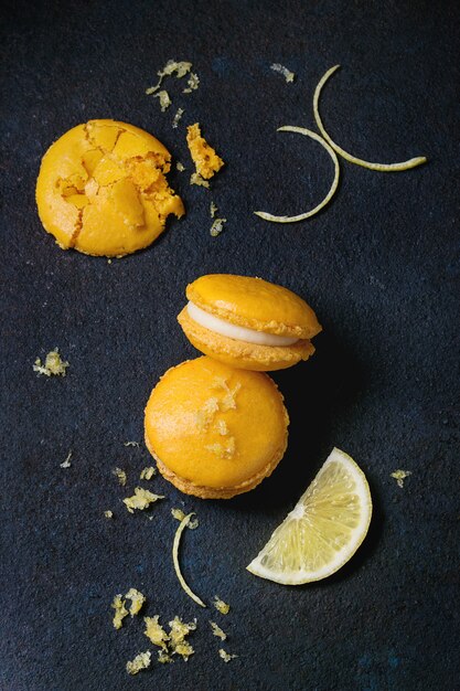 Amaretti agli agrumi con cioccolato bianco