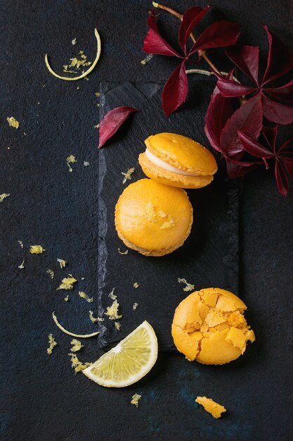 Amaretti agli agrumi con cioccolato bianco