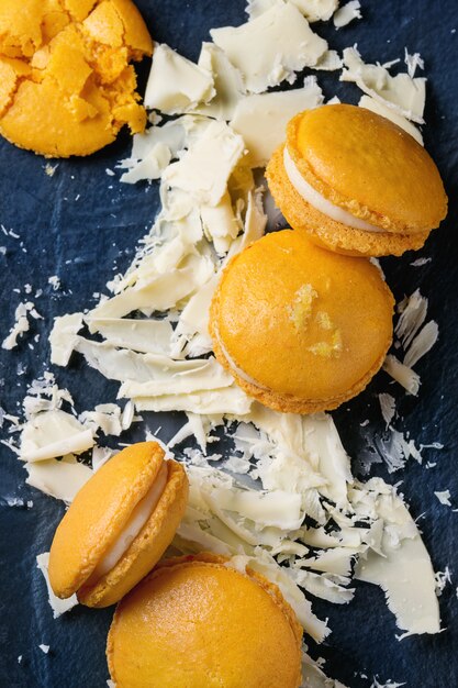 Amaretti agli agrumi con cioccolato bianco