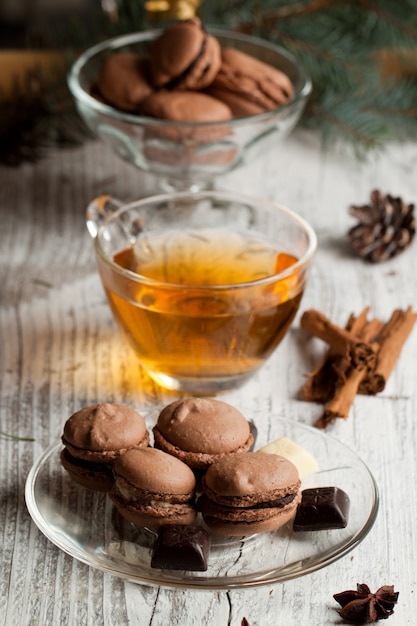 Amaretti al cioccolato e tazza di tè