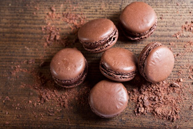 Amaretti al cioccolato sulla tavola di legno, vista dall'alto