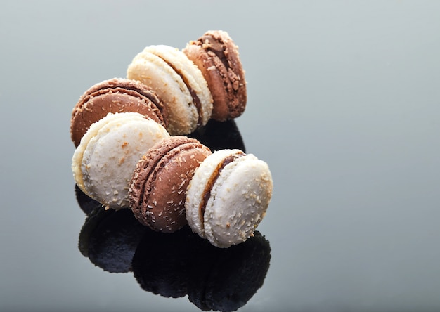 Amaretti al cocco su uno sfondo grigio con la riflessione