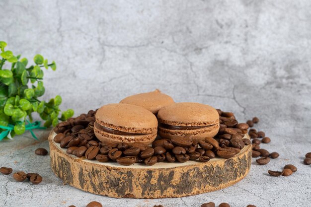 amaretti al gusto di caffè con chicchi di caffè su biscotti francesi di legno