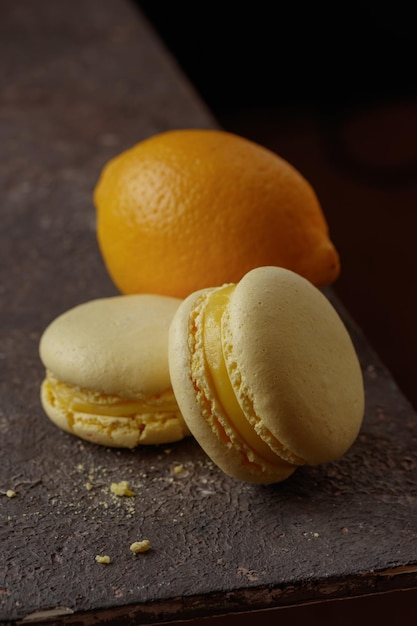 Amaretti al limone su sfondo scuro