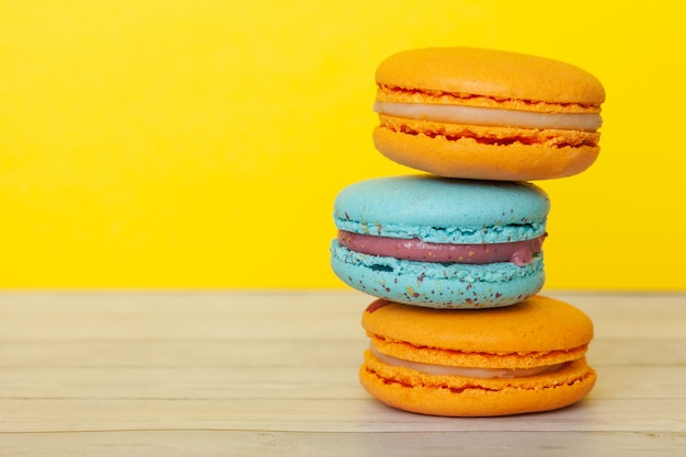 Amaretti arancioni e blu, biscotti francesi come regalo per le vacanze