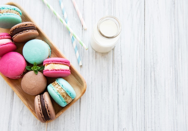 Amaretti colorati e latte