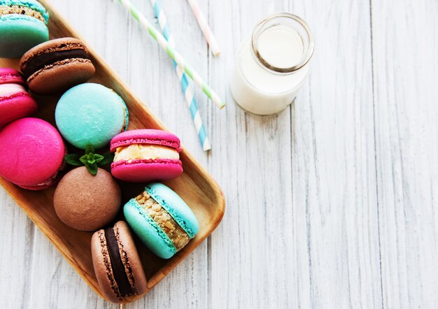 Amaretti colorati e latte