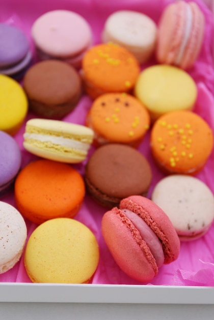 Amaretti colorati in primo piano della scatola