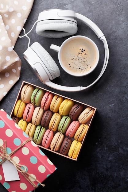 Amaretti colorati in una confezione regalo e cuffie