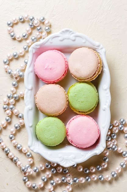 Amaretti colorati sui piatti