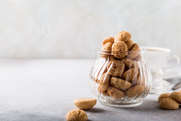 Amaretti con bianco tazza di caffè