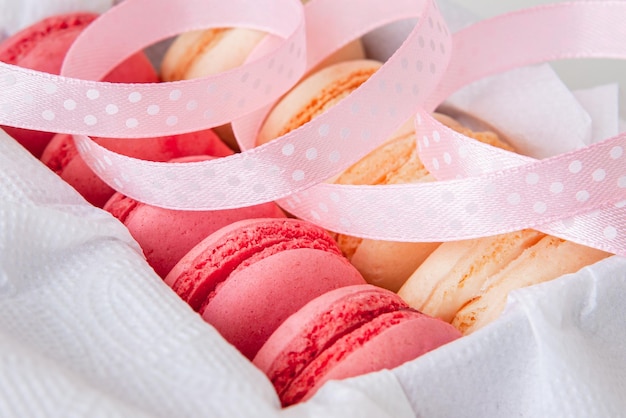 Amaretti con fragola e vaniglia in una scatola