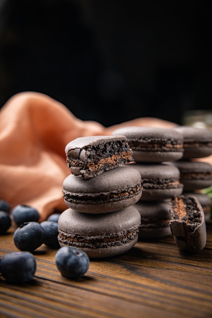 Amaretti con frutti di bosco su un tavolo di legno