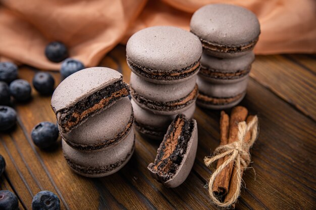 Amaretti con frutti di bosco su un tavolo di legno