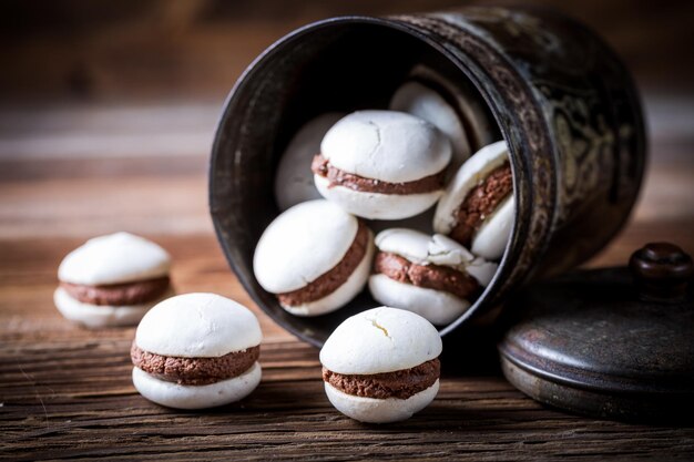 Amaretti con ripieno di noci sul vecchio tavolo di legno