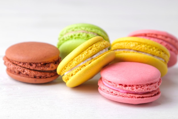 amaretti. deliziose torte di maccheroni francesi colorate su un tavolo di legno bianco.