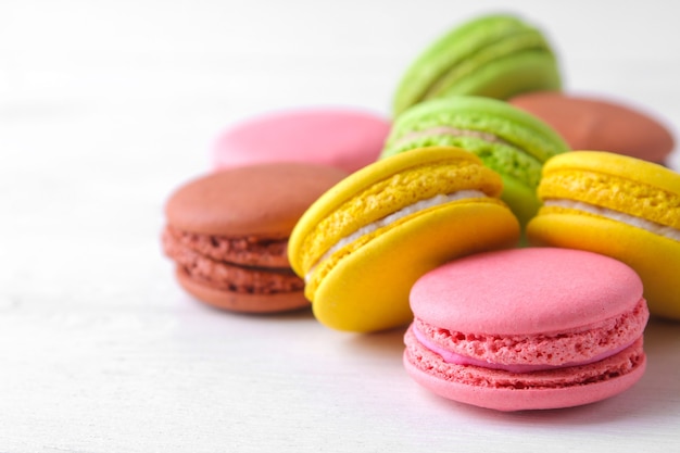 amaretti. deliziose torte di maccheroni francesi colorate su un tavolo di legno bianco.