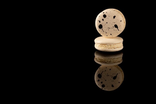 Amaretti di gruppo su sfondo di vetro nero con la riflessione.