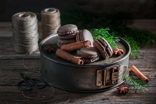 Amaretti dolci con cannella e cioccolato per Natale